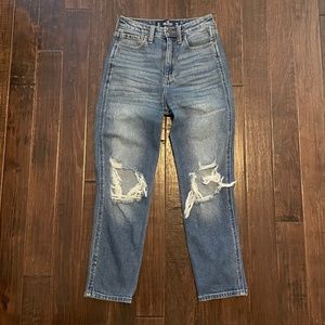 Hollister Ultra High-Rise Ripped Mom Jeans Vintage Stretch